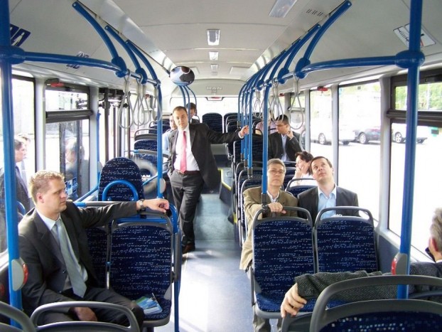 Az utasok békésen várják, hogy feltöltődjenek a tartályok