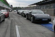 Ilyet csak a Porsche tud: 3-400 lóerős sportkocsik, váltott sofőrökkel, és hetekig-hónapokig tűrik zokszó nélkül a programot