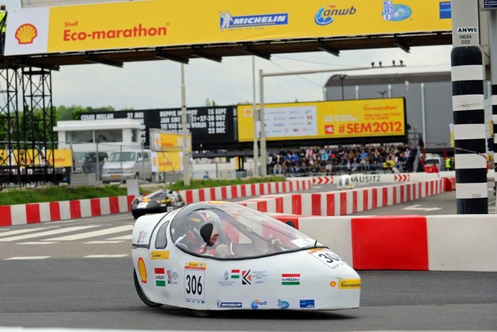 Kék foltok a lány testén és a magyar David Hasselhoff 10 | Vezess Nem középiskolás szinten. 6 hét alatt épült meg a Kandó-Electric