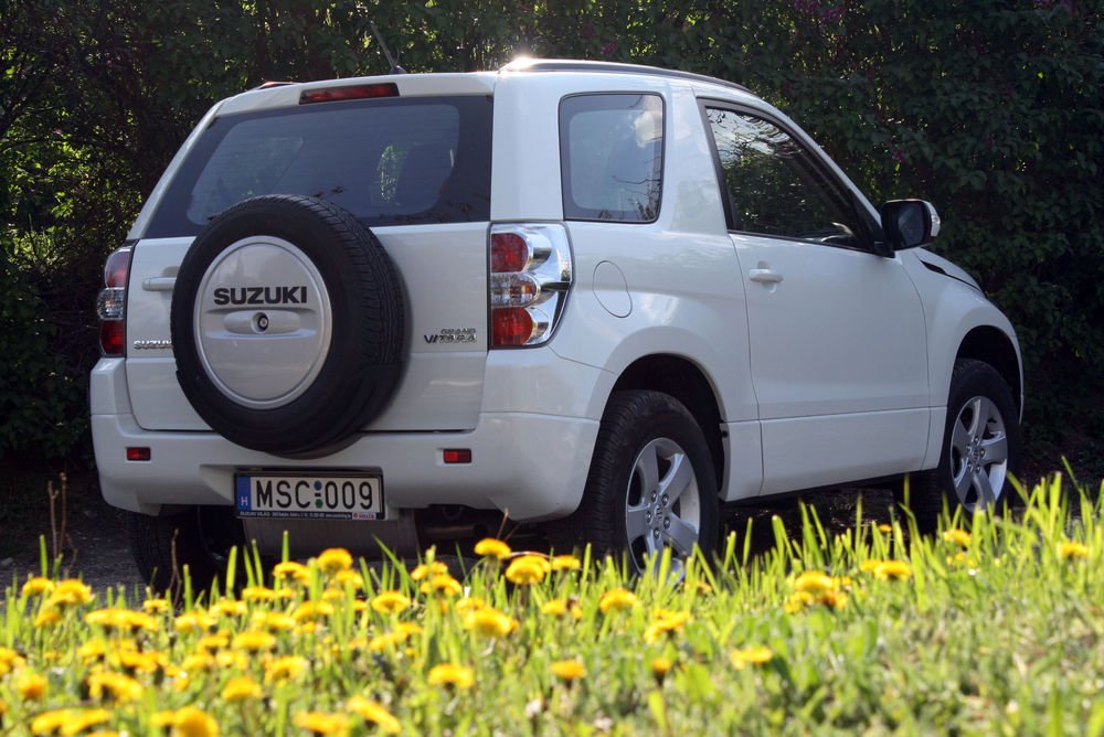 Rövid és zömök a Vitara, ez a tulajdonsága főleg parkolásnál jön jól, terepre úgysem tévedünk