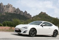 Végre, végre, végre!  2012-ben a Toyota GT 86-nak mindössze 200 lóerő elegendő megmutatni, milyen volt a sportautó, amikor a különféle szabályok és biztonsági elektronikák még nem homályosították el az vegytiszta vezetési élményt.