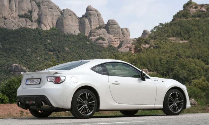 4,2 méteres hosszával a legkompaktabb 4 személyes sportautónak számít