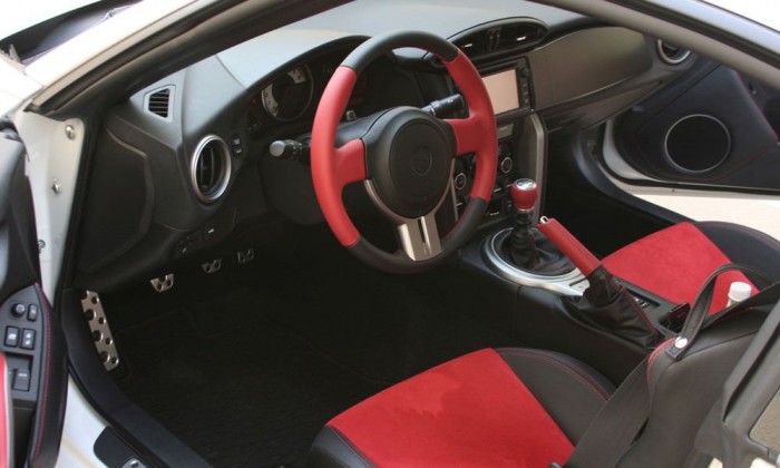 A kormány klassz, az ülések is jól tartanak