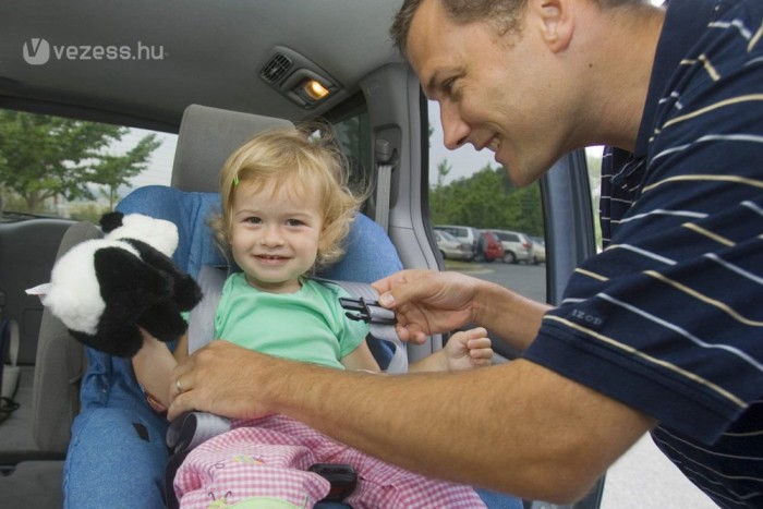 Többen használják a biztonsági övet 4 | Vezess Többen használják a biztonsági övet 4