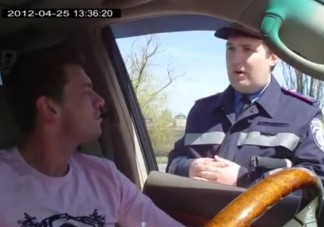 Az ukrán rendőr érti az angolt