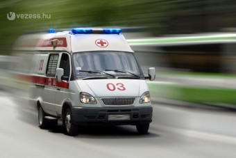 Lopott mentővel a dugó ellen