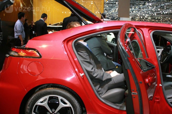 Ez épp egy Ampera, de jól látszik, hogy a magas utasok fejére rácsukható az ötödik ajtó üvege