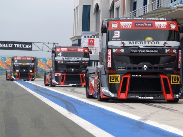 Beáll a depóba az MKR-Technology csapata, akik pénteken tesztkörökkel adták meg a hétvége hangulatát.