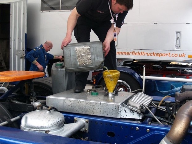 Volt csapat, amelyik a szervizkamion üzemanyagtankjából töltötte át a gázolajat a versenygép tartályába, ezzel szemben a renault-sok speciális ELF üzemanyagot használnak a versenyeken.