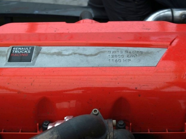 A dekoratív szelepfedél diszkrét 1160 HP felirata tekintélyparancsoló, bár a hétköznapi kamionoknál elképzelhetetlen 2600-as percenkénti fordulathoz tartozik. Az első hétvégét mind a három motor túlélte, ami a várt állóképesség-javulást igazolja.