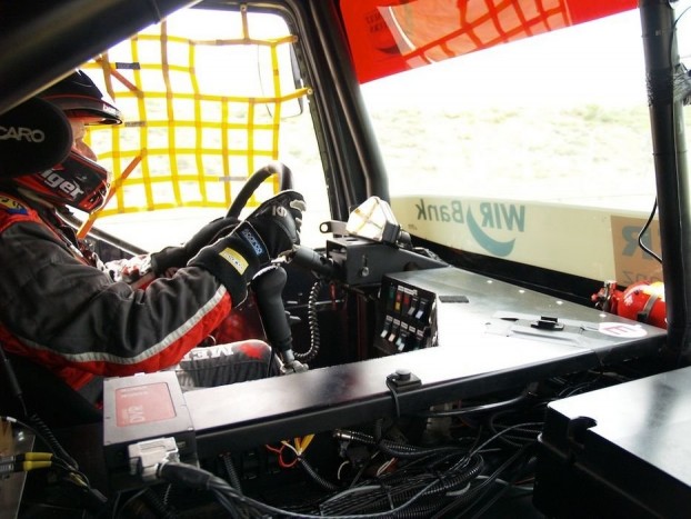 Markus Bösiger fülkéjének belső vonalain nem dolgozott formatervező. Fokozatot váltania viszonylag keveset kell, mivel legtöbbször nyomatékból autózik a versenyző, a jobb lábára azonban nagyon kell figyelnie, mivel könnyen keresztbe fordul a gép.