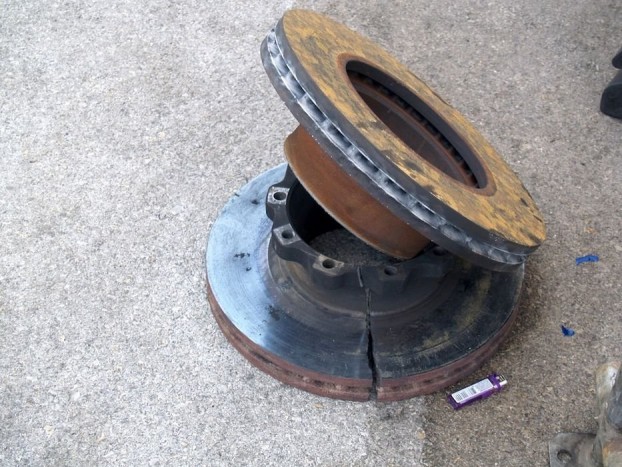 Az angol csapat még hagyományos tárcsát használ, ami túlhevülve gyorsan el is tört, de a Renault csapat új Brembo fékei hatásos hűtés mellett jól bírták a versenyhétvégét.