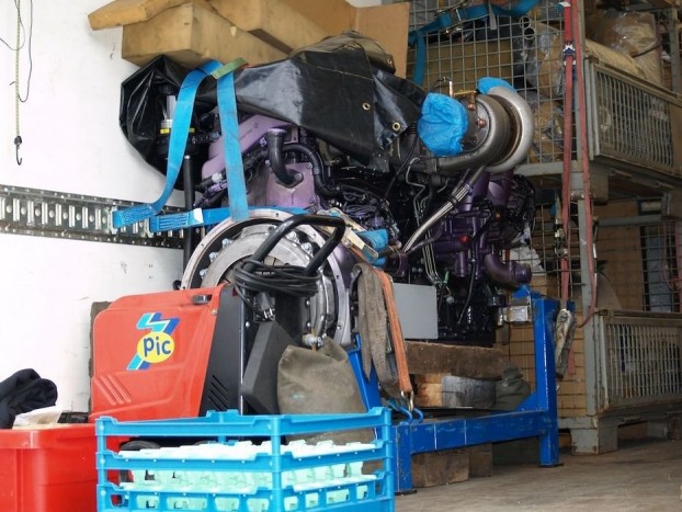 Tartalék motorból minden kamionra jutott egy, amiket szerencsére érintetlenül tovább vihettek a következő versenyre.