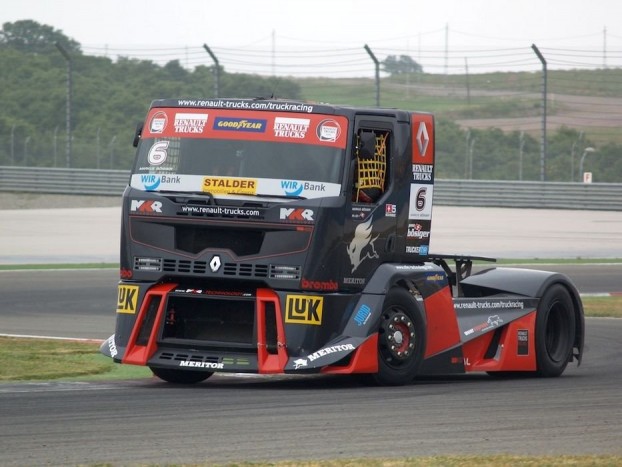 A Renault versenygép szpoilerezése nem csak a legszebb, de ez hat leginkább professzionálisnak, miközben a nyeregimitáció is légterelő.