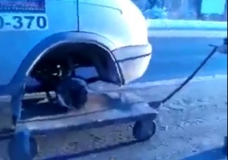 Hiányzó kerék helyett kézikocsi