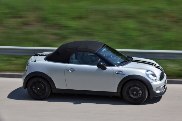 A vászontető könnyű és egyszerű, illik a MINI karakteréhez