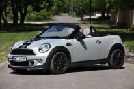 Roadster S nem szakít a bevált recepttel, a külső elemeket mind láttuk már az előző modelleken.