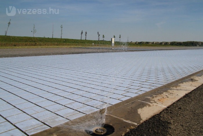 Más, mint aminek látszik: Continental 10 | Vezess Akár egy szappanos medence alja, úgy csúszik a vizes kerámia felület