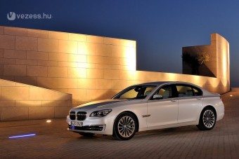 Több luxus a BMW csúcsmodelljében
