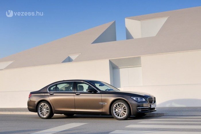 Több luxus a BMW csúcsmodelljében 8