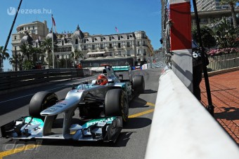 F1: Schumacher nyert, Webberé a pole