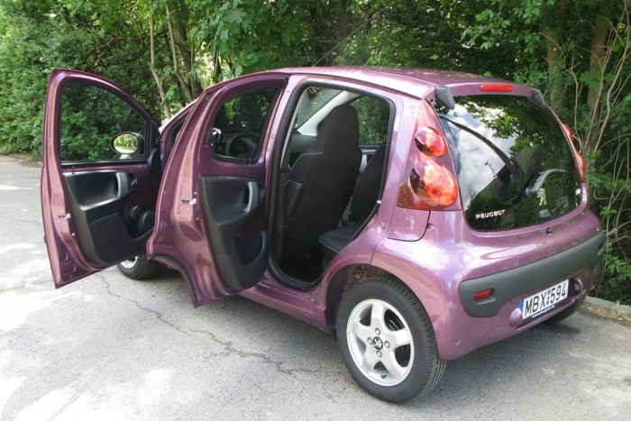 Egyedi kezelőszerveket rejt - sajnos. Nincs hátsó sárvédő