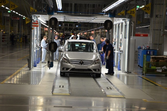 Mennyit keresnek a Merci-gyár dolgozói? 8 | Vezess Kilenc bérezési kategória, és 40-45 pozíció van. Bónuszt kaphatnak év végén