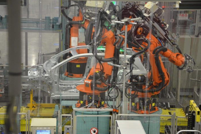 Mennyit keresnek a Merci-gyár dolgozói? 7 | Vezess Számos munkafolyamatnál csak robotok érnek az autóhoz