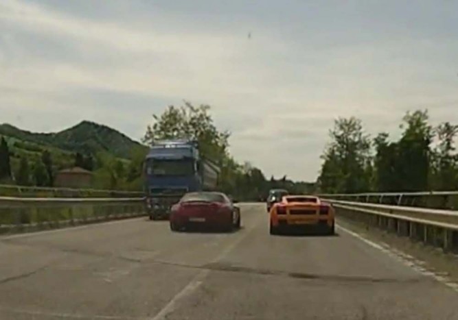 Rizikós előzés a 60 milliós Mercivel