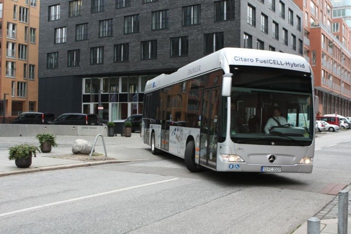 Hidrogén-üzemanyagcellás hibridbuszok Svájcban 9 A harmadik generácios Citaro FuelCell Hybrid 2009-ben mutatkozott be a hamburgi Hochbahn flottájában.