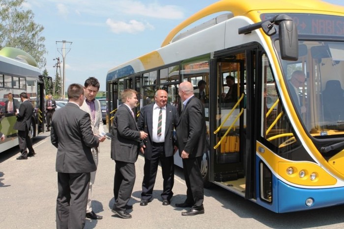 Siriuson innen, EU-n túl 10 | Vezess Öltönyös érdeklődőkben nem volt hiány