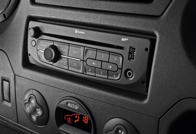 Károsanyagban szegény, nagy kisáruszállító 2 Az új R-Plug&Radio Bluetooth-kihangosítóval, USB-csatlakozóval, MP3-kompatibilis CD-lejátszóval és a + kivitelben önálló kijelzővel lesz kapható.