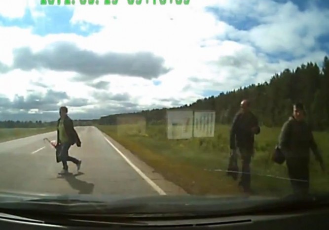 Életével játszott a figyelmetlen gyalogos