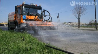 Locsolókocsikkal hűtik a főváros útjait