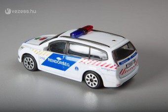 Rendőrautókra támadt