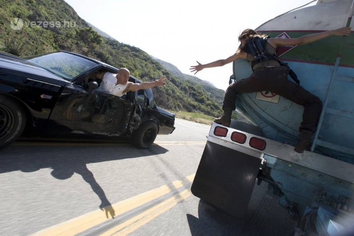 Menet közben raboltak a teherautóból – videó