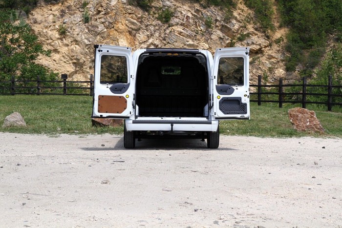 Hatalmas a hátsó rakodó nyílás, 270 fokig nyithatók az ajtók