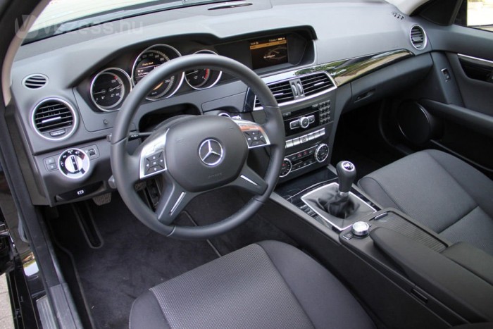 Ritkaság a kézi váltós C-osztály. Minőségérzetben nem kiemelkedő a belső tér