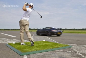 Coulthard autóval kapta el a golflabdát