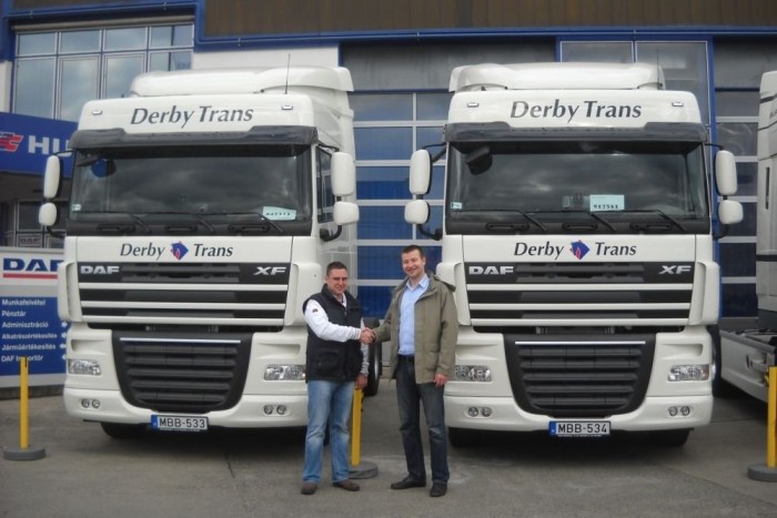 Hazai járműátadások a DAF-nál 3 | Vezess Szvitek László, a Derby Trans Kft. ügyvezető igazgatója veszi át a kulcsokat Boda Gábor értékesítőtől.