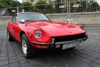 Lehet a technika megkopott, de ez a Datsun 260z élményben még mindig felveszi a versenyt bármelyik modern kori sportos Nissannal