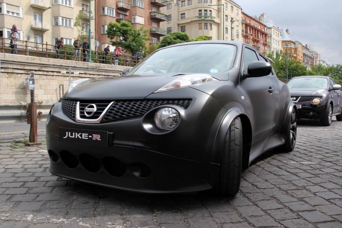 Elöl a 130 milliós darab, mögötte a mezei Juke