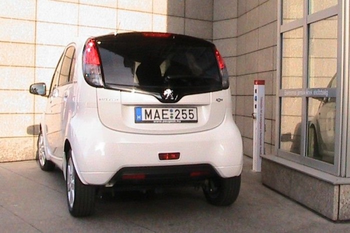 Villanyautóval Magyarországról Európába 6 | Vezess A Hotel Kempinsky parkolójában szopizik az iOn