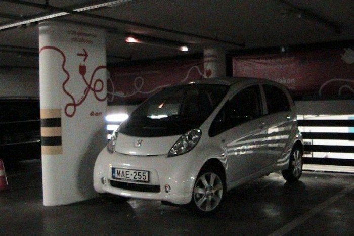 Villanyautóval Magyarországról Európába 10 | Vezess A győri Jókai utcai mélygarázs töltőoszlopán lóg az iOn a Budapest-Bécs elektromos túrán