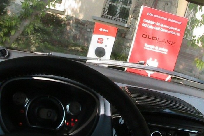 Villanyautóval Magyarországról Európába 16 | Vezess A tatai töltőpont épp nem működött: háromból két vidéki E.ON töltőről visszapattantunk a teszten