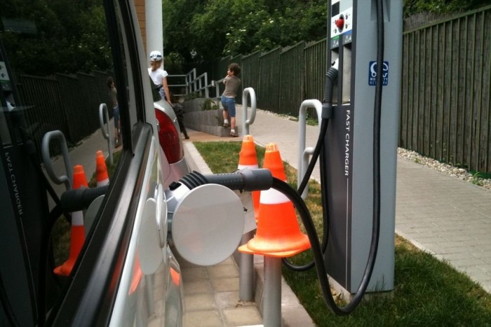 Villanyautóval Magyarországról Európába 9 | Vezess 500 volton, 120 amperrel tódul az elektron a Peugeotba