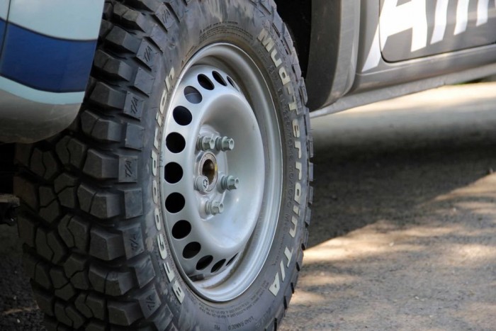 Népautók a magyar melósnak 6 | Vezess Hiába a mindent záró rendszer, ha az abroncs nem tapad, ezért igazi terepre illik igazi terepabronccsal indulni!