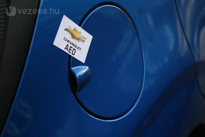 Leragasztották a tankfedelet, de ennek nem volt jelentősége, mert csak a fedélzeti számítógép mért