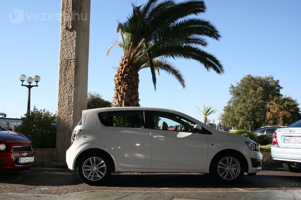 A fehér autóra sütő nap derítette be ilyen szépen az előző képen a bordó lépcsőshátút