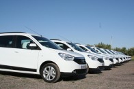 Alig van tényleg olcsó, ideális családi autó. A hétülésesként is rendelhető Dacia Lodgy ötüléses változata 2,5 millióról indul